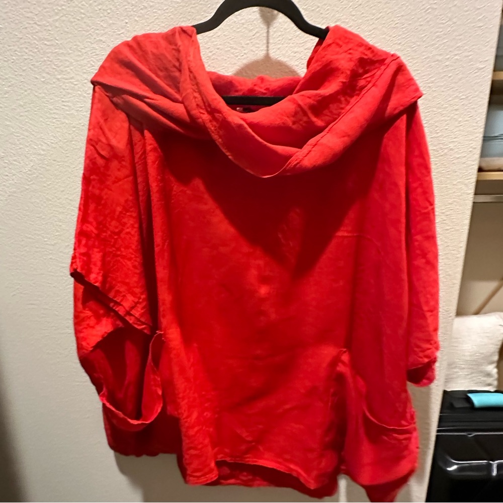 Excellent condition Made In Italy linen top.